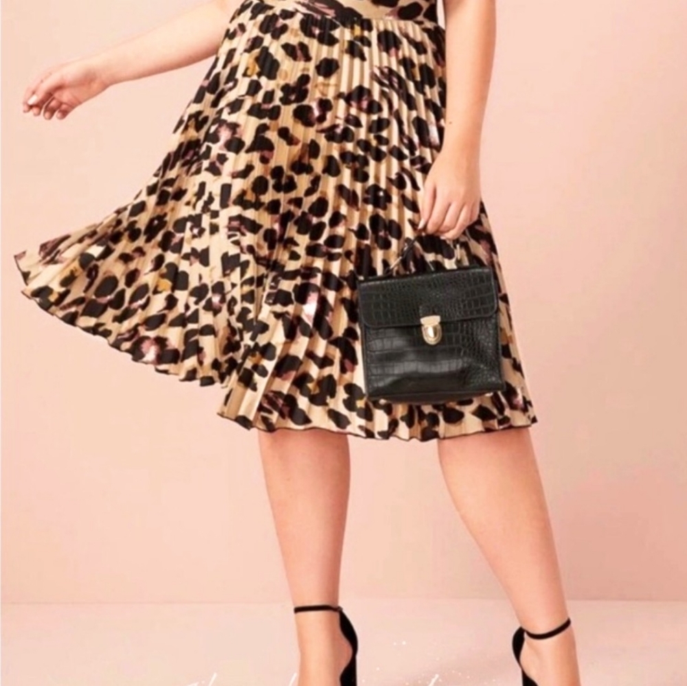 New Pleated Flowing Leopard Print Midi skirt - Picture 3 of 8